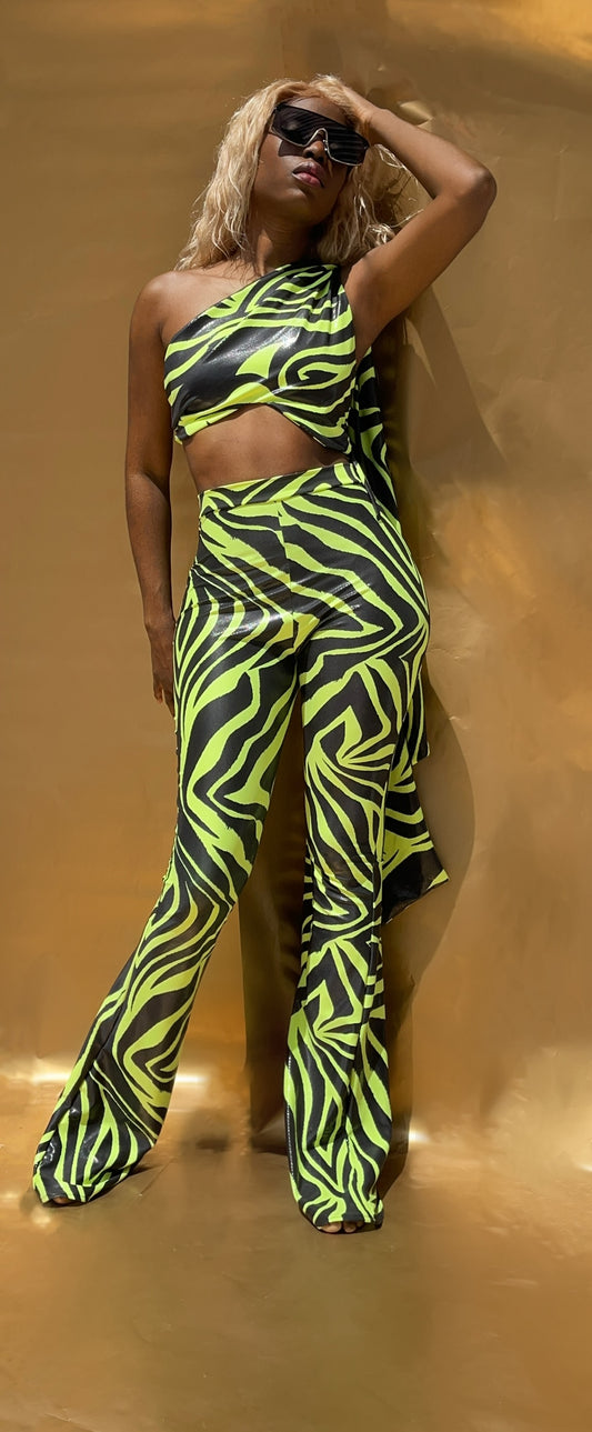 Discover our women's high waist stretch flared pant in this neon green and black repeated animal stripe print. The slight sheen on the fabric adds to the sleekness of the pants. The pants fits close to the leg before flaring out at the knee for that added appeal.